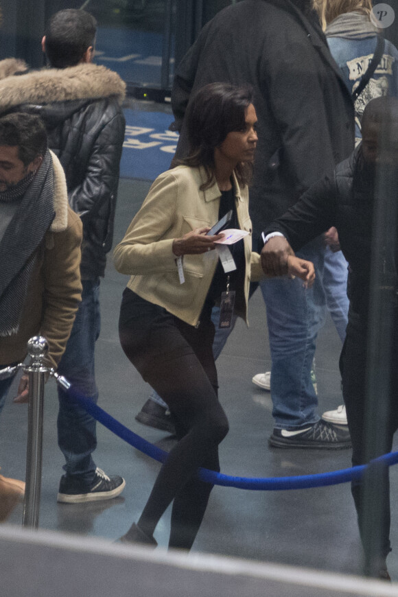 Exclusif - Karine Le Marchand arrive à L'AccorHotels Arena pour assister au concert de NTM à Paris le 9 mars 2018.