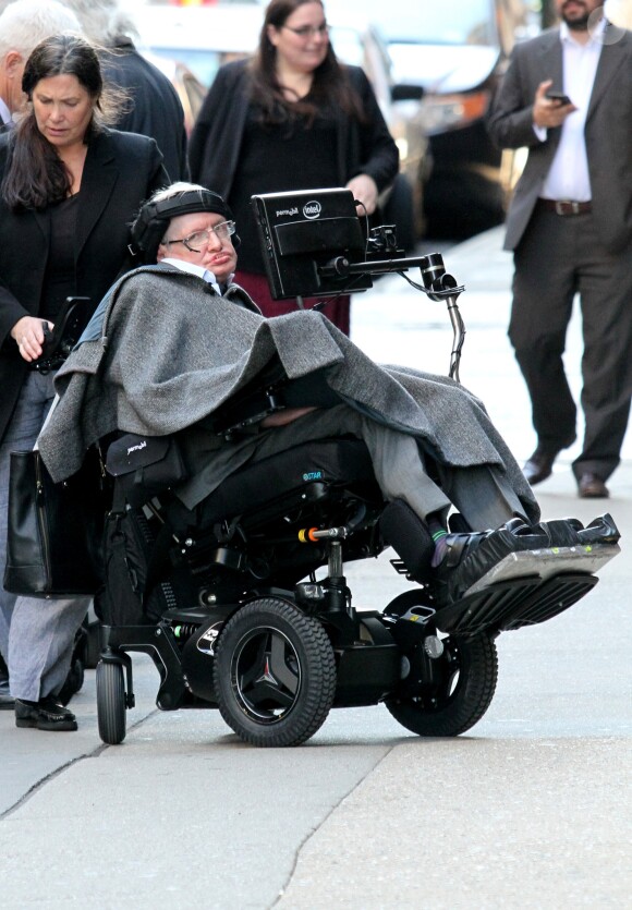 Stephen Hawking est allé déjeuner au restaurant "TribeCa Grill" à New York, le 12 avril 2016.