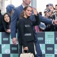 Alicia Vikander salue ses fans à la sortie de l'émission AOLBuild Series à New York. Alicia fait la promotion du film "Tomb Raider ». Le 14 mars 2018