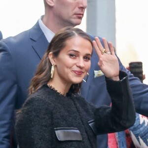 Alicia Vikander salue ses fans à la sortie de l'émission AOLBuild Series à New York. Alicia fait la promotion du film "Tomb Raider ». Le 14 mars 2018