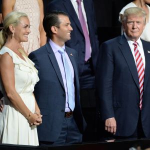 Donald Trump avec son fils aîné Donald Trump Jr. et l'épouse de ce dernier, Vanessa, lors de la convention républicaine nationale à Cleveland, le 20 juillet 2016