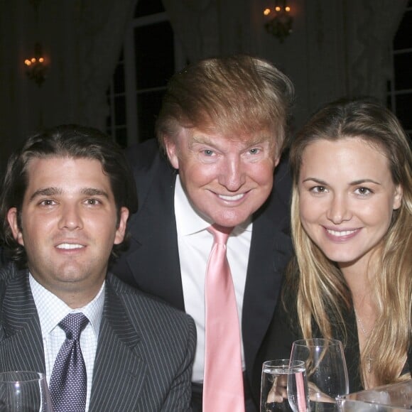 Donald Trump entre son fils Donald Jr. et sa femme Vanessa Trump au club Mar A Lago à Palm Beach. Le 20 janvier 2007