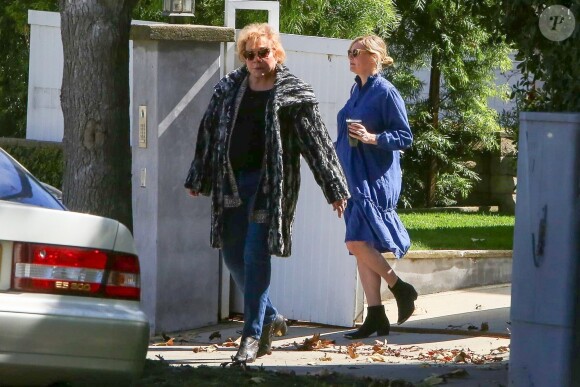 Exclusif - Kirsten Dunst, enceinte, et sa mère Inez se promènent à Los Angeles, le 15 mars 2018.