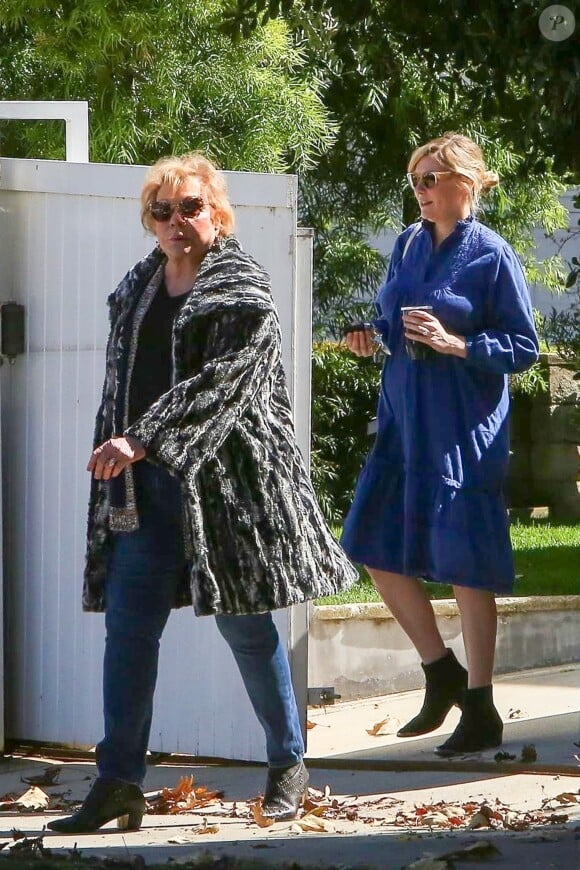 Exclusif - Kirsten Dunst, enceinte, et sa mère Inez se promènent à Los Angeles, le 15 mars 2018.