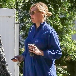 Exclusif - Kirsten Dunst, enceinte, et sa mère Inez se promènent à Los Angeles, le 15 mars 2018.