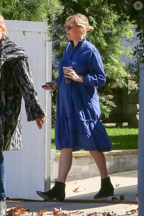 Exclusif - Kirsten Dunst, enceinte, et sa mère Inez se promènent à Los Angeles, le 15 mars 2018.