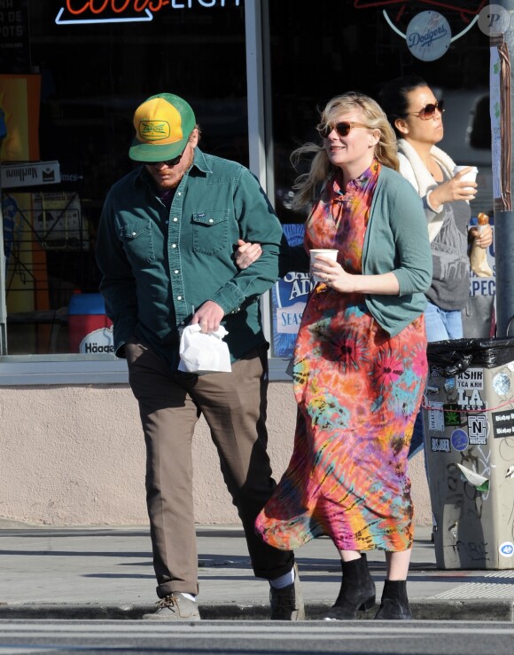 Exclusif - Kirsten Dunst (enceinte) et son compagnon Jesse Plemons se promènent dans les rues de Los Angeles. Le 26 février 2018