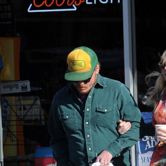 Exclusif - Kirsten Dunst (enceinte) et son compagnon Jesse Plemons se promènent dans les rues de Los Angeles. Le 26 février 2018