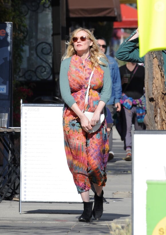Exclusif - Kirsten Dunst (enceinte) et son compagnon Jesse Plemons se promènent dans les rues de Los Angeles. Le 26 février 2018