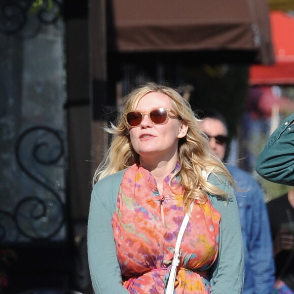 Exclusif - Kirsten Dunst (enceinte) et son compagnon Jesse Plemons se promènent dans les rues de Los Angeles. Le 26 février 2018