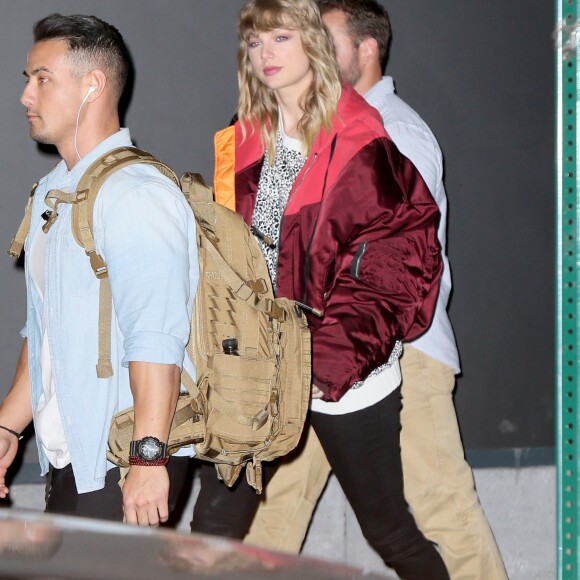 Taylor Swift à la sortie d'un immeuble à New York, le 13 novembre 2017