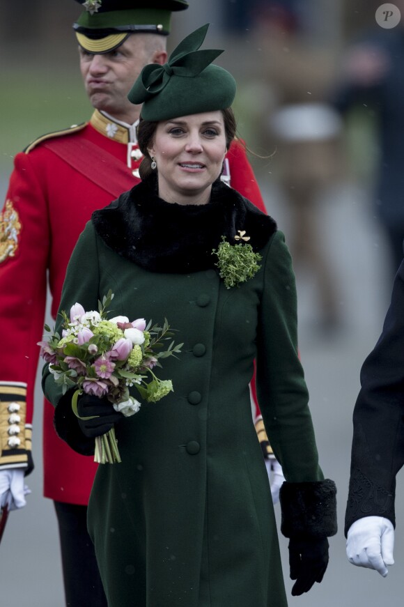 La duchesse Catherine de Cambridge, enceinte, lors de la parade de la Saint Patrick à Houslow en présence du premier bataillon des gardes irlandais le 17 mars 2018.