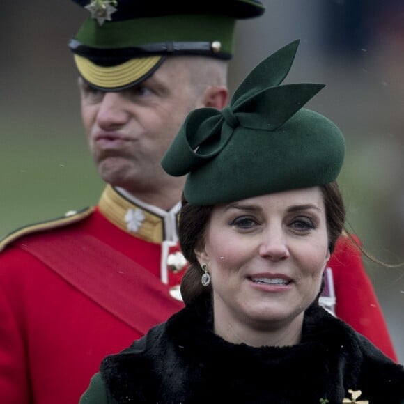 La duchesse Catherine de Cambridge, enceinte, lors de la parade de la Saint Patrick à Houslow en présence du premier bataillon des gardes irlandais le 17 mars 2018.