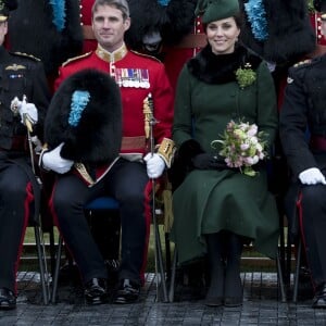 La duchesse Catherine de Cambridge, enceinte, et le prince William lors de la parade de la Saint Patrick à Houslow en présence du premier bataillon des gardes irlandais le 17 mars 2018.