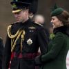 La duchesse Catherine de Cambridge, enceinte, et le prince William lors de la parade de la Saint Patrick à Houslow en présence du premier bataillon des gardes irlandais le 17 mars 2018.