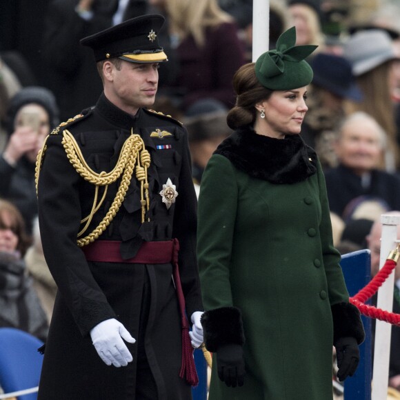 La duchesse Catherine de Cambridge, enceinte, et le prince William lors de la parade de la Saint Patrick à Houslow en présence du premier bataillon des gardes irlandais le 17 mars 2018.