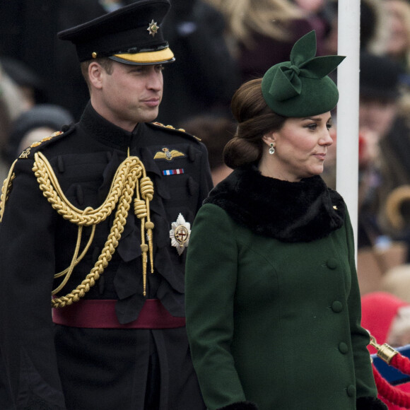 La duchesse Catherine de Cambridge, enceinte, et le prince William lors de la parade de la Saint Patrick à Houslow en présence du premier bataillon des gardes irlandais le 17 mars 2018.