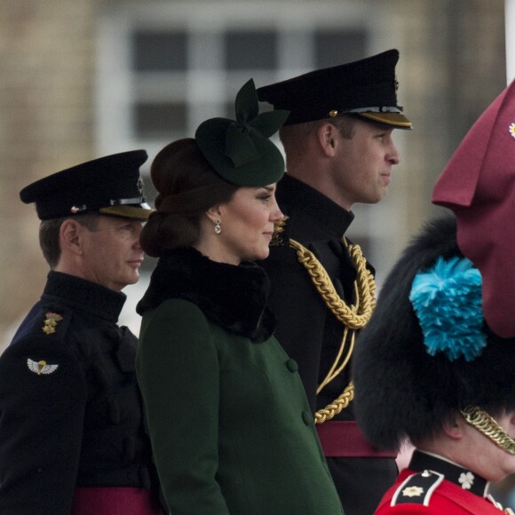 La duchesse Catherine de Cambridge, enceinte, et le prince William lors de la parade de la Saint Patrick à Houslow en présence du premier bataillon des gardes irlandais le 17 mars 2018.