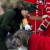 La duchesse Catherine de Cambridge, enceinte, offrant du chardon à la mascott Domhnall lors de la parade de la Saint Patrick à Houslow en présence du premier bataillon des gardes irlandais le 17 mars 2018.