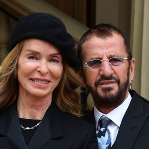 Ringo Starr a été anobli le 20 mars 2018 au palais de Buckingham, en présence de son épouse Barbara Bach.