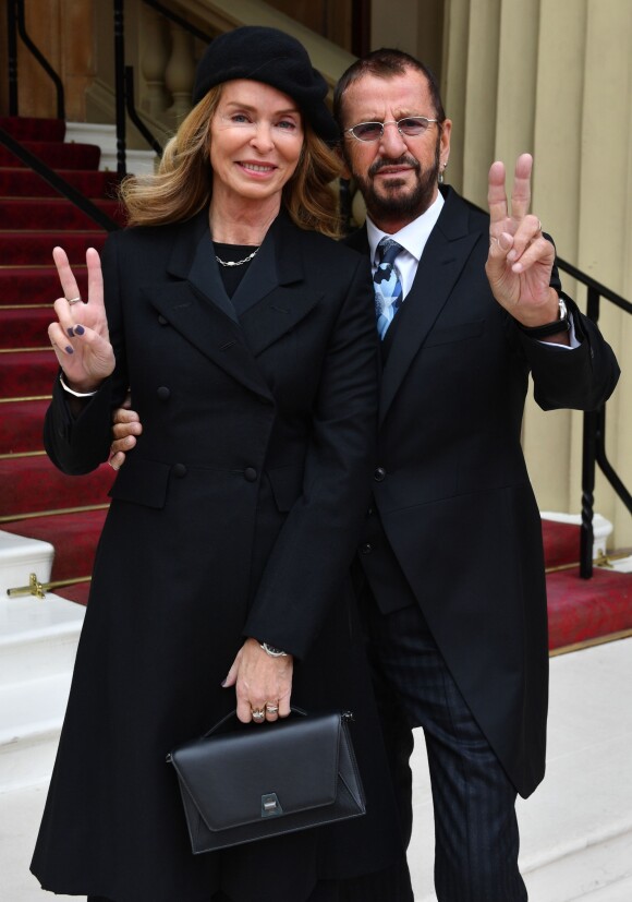 Ringo Starr a été anobli le 20 mars 2018 au palais de Buckingham, en présence de son épouse Barbara Bach.