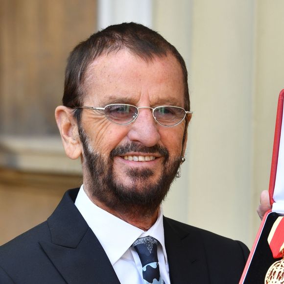 Ringo Starr a été anobli le 20 mars 2018 au palais de Buckingham, en présence de son épouse Barbara Bach.