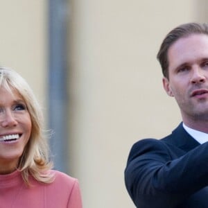 La Première Dame française Brigitte Macron (Trogneux) et Gauthier Destenay (le mari de X. Bettel, le premier ministre du Luxembourg) - - La Première dame Brigitte Macron visite le Centre Culturel de Rencontre Abbaye de Neumünster au Luxembourg, le 29 août 2017. © Pierre Perusseau/Bestimage