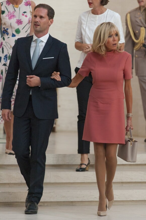 Brigitte Macron (Trogneux) et Gauthier Destenay (le mari de X. Bettel, le premier ministre du Luxembourg) - Visite du musée d'art moderne Grand-Duc Jean (MUDAM) à Luxembourg, le 29 août 2017. © Pierre Perusseau/Bestimage