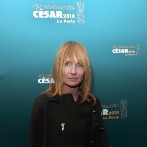 Axelle Laffont (arborant un ruban blanc pour soutenir la campagne MaintenantOnAgit pour lutter contre les violences faites aux femmes) au photocall de la soirée "César 2018 La Party" au Fouquet's à Paris, le 2 mars 2018. © Giancarlo Gorassini/Bestimage