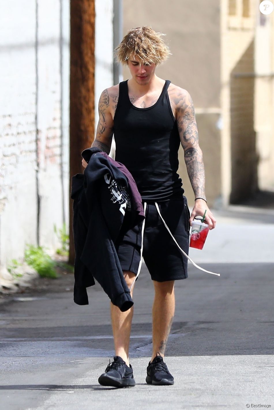 Exclusif Justin Bieber Dans Les Rues De West Hollywood Le Mars Purepeople