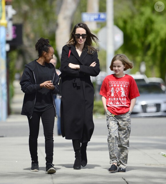 Exclusif - Angelina Jolie et ses filles Zahara et Vivienne se baladent à Los Angeles et s'arrêtent à un food truck le 19 mars 2018. Les enfants prennent une glace et Angelina un bretzel. Merci de masquer le visage des enfants à la publication