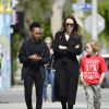 Exclusif - Angelina Jolie et ses filles Zahara et Vivienne se baladent à Los Angeles et s'arrêtent à un food truck le 19 mars 2018. Les enfants prennent une glace et Angelina un bretzel. Merci de masquer le visage des enfants à la publication