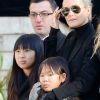 Laeticia Hallyday et ses filles Jade et Joy devant l'église de la Madeleine pour les obsèques de Johnny Hallyday à Paris, France, le 9 décembre 2017. © Veeren/Bestimage