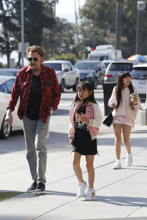 Johnny Hallyday avec sa femme Laeticia, leurs filles Jade et Joy,  à Santa Monica, le 1er avril 2017.