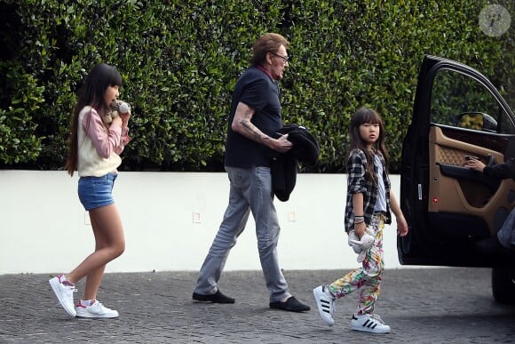 Johnny Hallyday avec sa femme Laeticia, leurs enfants Jade et Joy, à Los Angeles, le 25 mars 2017.