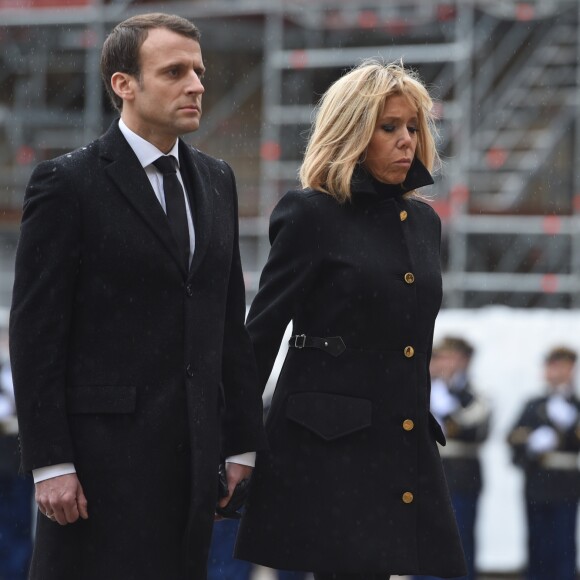 Le président de la République Emmanuel Macron et sa femme la Première Dame Brigitte Macron (Trogneux) - Hommage national du lieutenant-colonel de gendarmerie Arnaud Beltrame aux invalides à Paris le 28 mars 2018. © Eliot Blondet/Pool/Bestimage