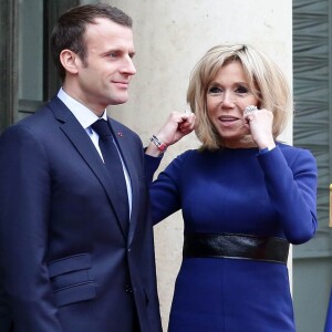 Le président Emmanuel Macron et La première dame Brigitte Macron - Le Président de la république et la première dame raccompagnent le Grand Duc et la Grande Duchesse du Luxembourg après leur entretien au palais de l'Elysée à Paris le 19 mars 2018. © Stéphane Lemouton / Bestimage