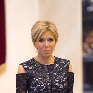 La première dame Brigitte Macron ( Robe Nicolas Ghesquière pour Louis Vuitton) lors de son arrivée au dîner du sommet fondateur de lAlliance Solaire Internationale (ASI) au palais présidentiel à New Delhi le 10 mars 2018. © Eliot Blondet / Pool / Bestimage