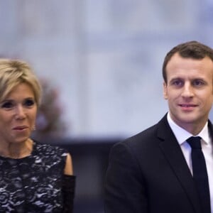 La première dame Brigitte Macron ( Robe Nicolas Ghesquière pour Louis Vuitton), le président Emmanuel Macron, Ram Nath Kovind, président de la République de l'Inde lors de leur arrivée au dîner du sommet fondateur de lAlliance Solaire Internationale (ASI) au palais présidentiel à New Delhi le 10 mars 2018. © Eliot Blondet / Pool / Bestimage