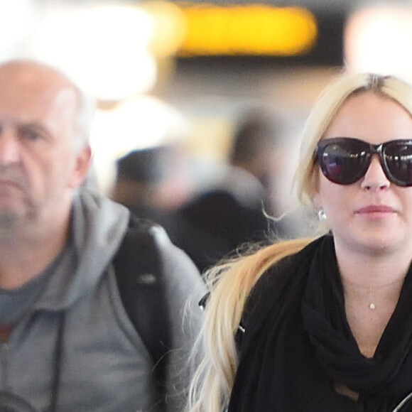 Exclusif - Lindsay Lohan arrive à l'aéroport JFK de New York le 4 decembre 2017.