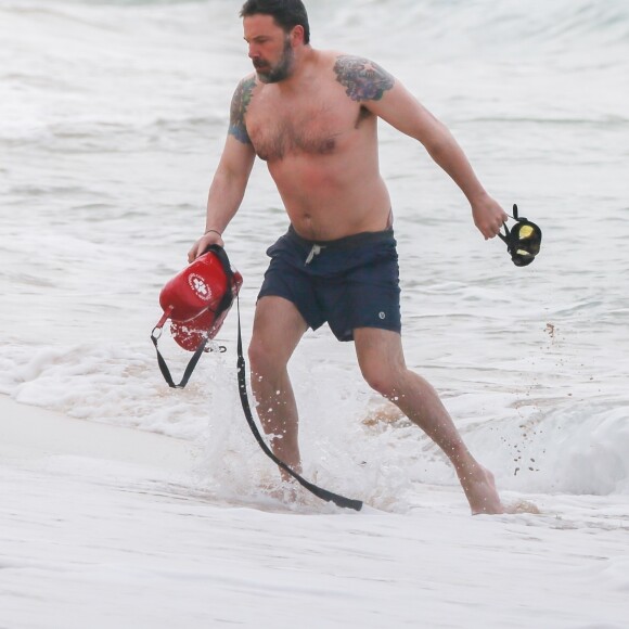 Exclusif - Ben Affleck sur le tournage de "Triple Frontier" produit par Netflix sur une plage de Honolulu.