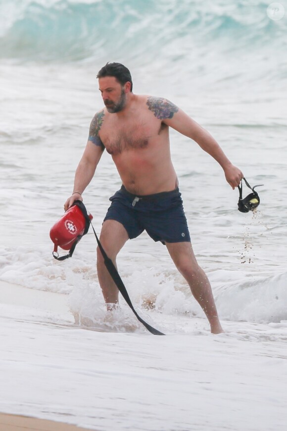Exclusif - Ben Affleck sur le tournage de "Triple Frontier" produit par Netflix sur une plage de Honolulu.