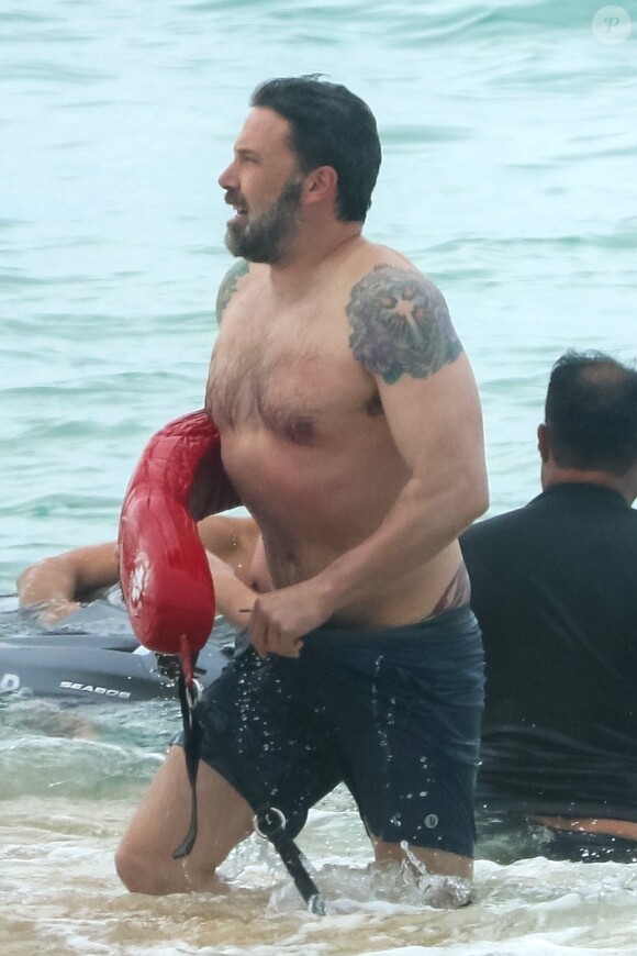 Exclusif - Ben Affleck sur le tournage de "Triple Frontier" produit par Netflix sur une plage de Honolulu.
