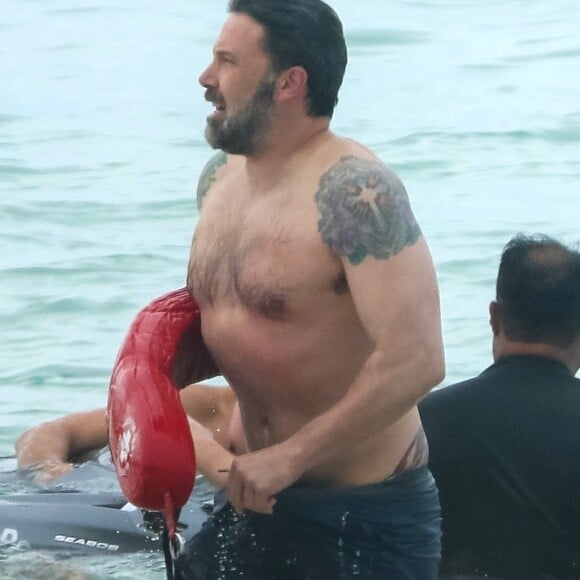 Exclusif - Ben Affleck sur le tournage de "Triple Frontier" produit par Netflix sur une plage de Honolulu.