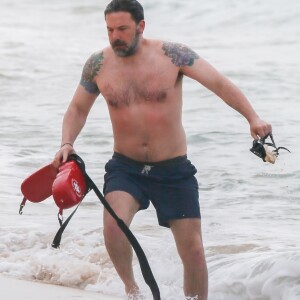 Exclusif - Ben Affleck sur le tournage de "Triple Frontier" produit par Netflix sur une plage de Honolulu.
