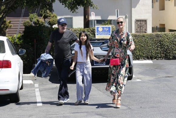 Johnny Hallyday quitte une pizzeria au volant de sa nouvelle Lamborghini Aventador à Brentwood pendant que sa femme Laeticia fait du shopping avec sa fille Jade dans Santa Monica le 20 mai 2017.