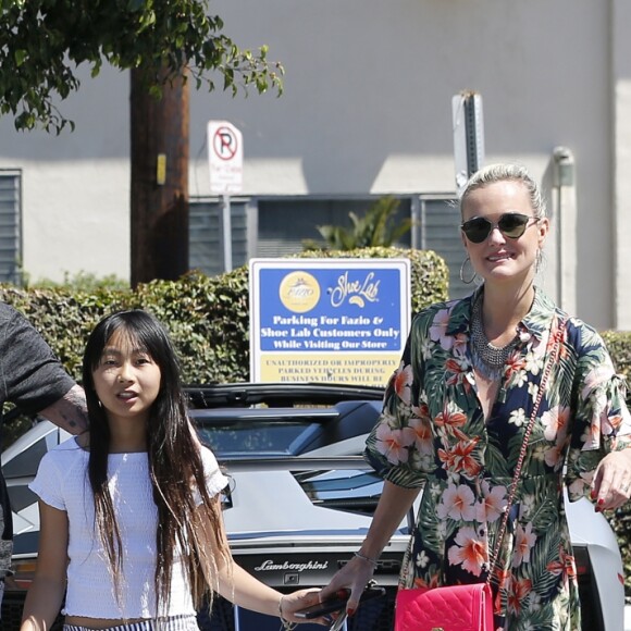 Johnny Hallyday quitte une pizzeria au volant de sa nouvelle Lamborghini Aventador à Brentwood pendant que sa femme Laeticia fait du shopping avec sa fille Jade dans Santa Monica le 20 mai 2017.