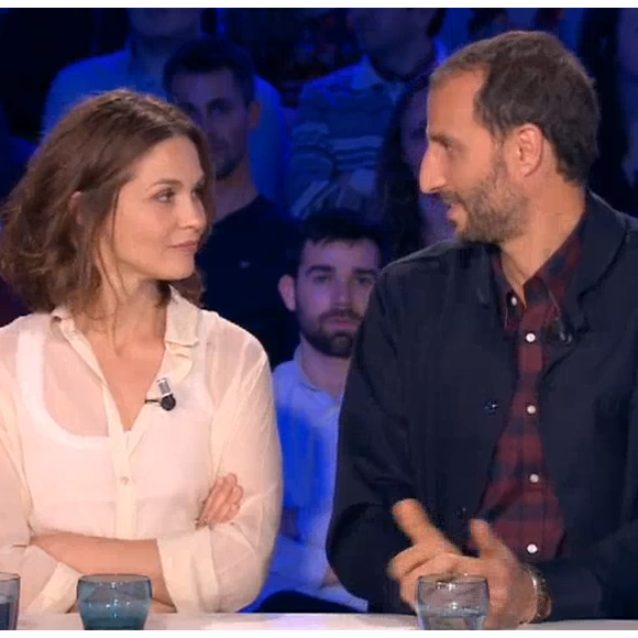 Barbara Schulz et Arié Elmaleh sur le plateau de l'émission "On n'est pas couché" diffusée le 31 mars 2018 sur France 2.