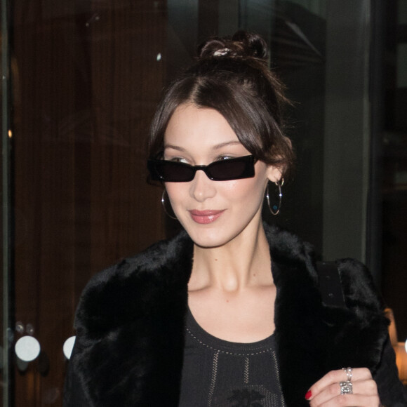 Bella Hadid quitte l'hôtel Royal Monceau et retrouve Fanny Bourdette-Donon pour dîner à Paris le 29 mars 2018.