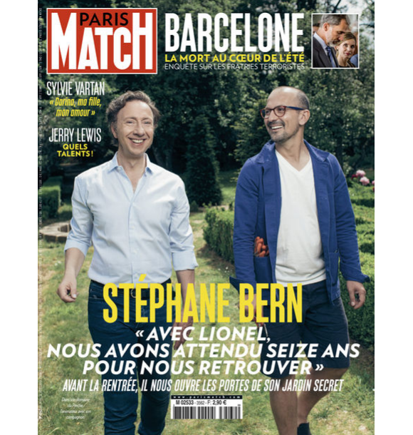 Stéphane Bern et son compagnon Lionel en couverture du magazine "Paris Match", en kiosques le 23 août 2017.